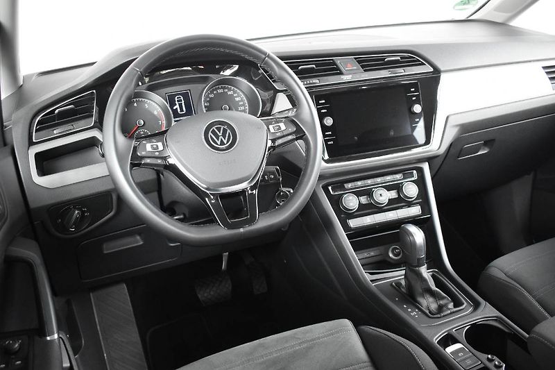 Volkswagen Touran (2022) 1.5TSI 110kW DSG, LED - fotka 5 z 23