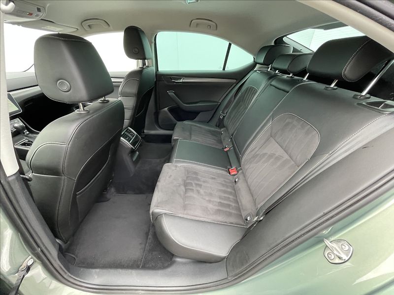 Škoda Superb 2,0 TDI DSG Style Plus NAVI - fotka 16 z 23