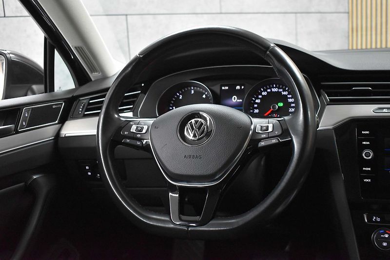 Volkswagen Passat 2.0 TDI 110*DSG*KAMERY360*ACC* - fotka 18 z 43