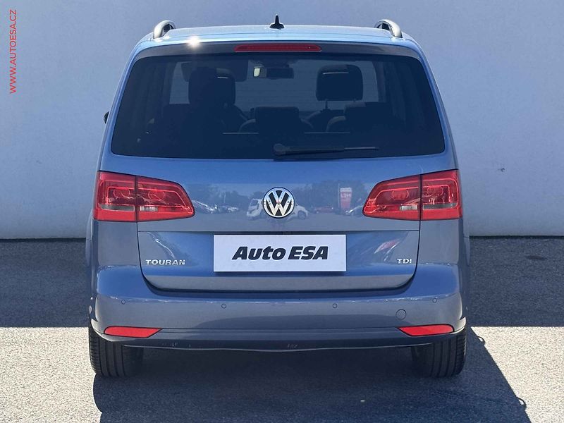 Volkswagen Touran (2012) 1.6TDi, DSG, parnor, navi - fotka 5 z 17