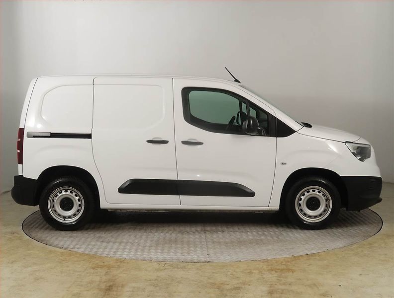 Opel Combo (2023) 1.2 Turbo, ČR, DPH - fotka 6 z 15
