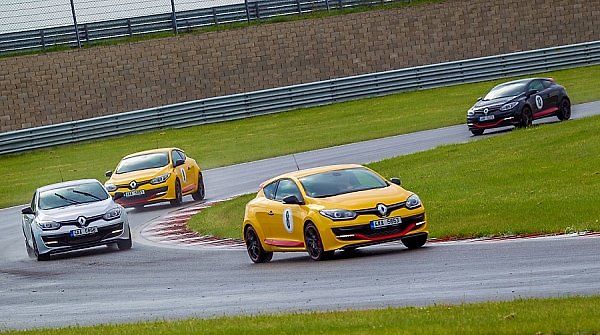 Rychlé Renaulty na Autodromu v Mostě.
