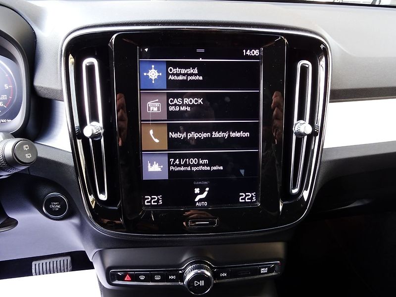 Volvo XC40 D3 A/T Virtual CarPlay Kamera - fotka 8 z 36