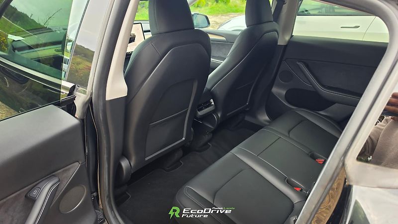 Tesla Model Y (2023) RWD | Standard Range, LFP - fotka 11 z 12