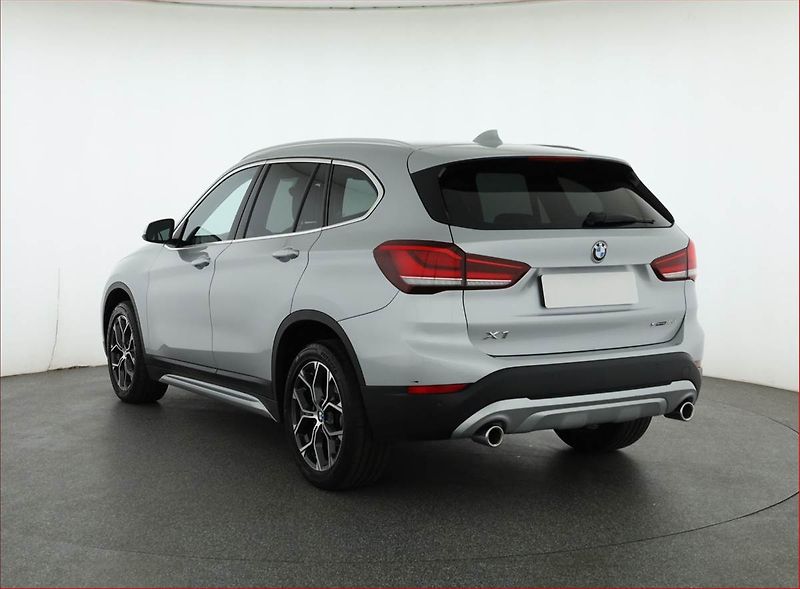 BMW X1 (2020) sDrive18d, Automat, ČR,1.maj - fotka 4 z 20