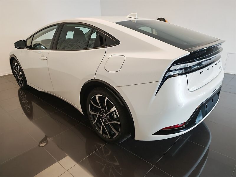 Toyota Prius 2.0 Plug-in Hybrid Prestige - fotka 6 z 38