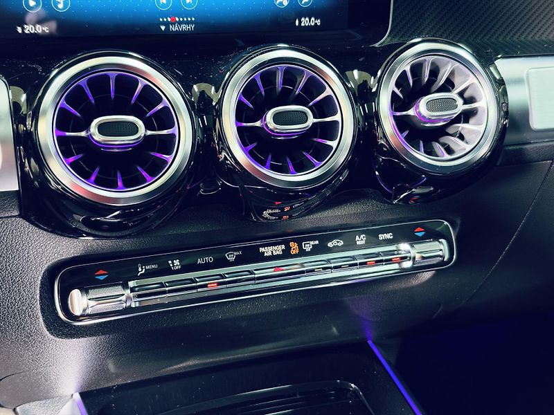 Mercedes-Benz GLB (2020) 220d 4M AMG PANO HUD TAŽNÉ - fotka 21 z 34