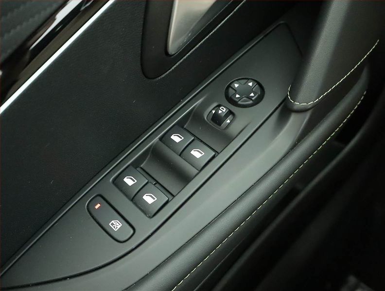 Peugeot 208 (2021) GT Pack 50 kWh, SoH 90% - fotka 15 z 18