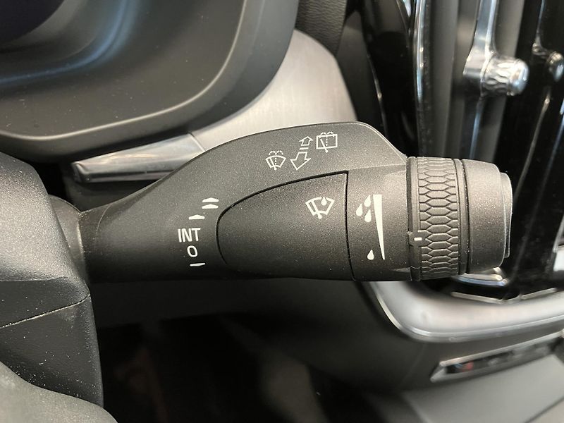 Volvo XC60 B4 FWD Momentum PRO AT8 - fotka 27 z 47