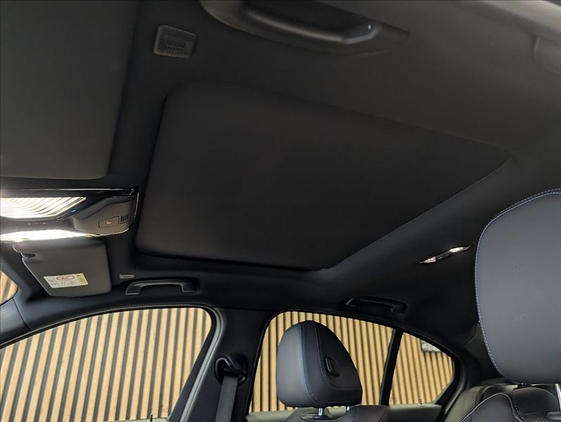 BMW Řada 3 320 i xDrive - fotka 24 z 31