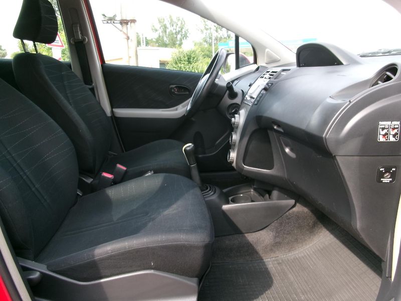 Toyota Yaris (2006) 1,0 VTT-i KLIMA - fotka 24 z 25