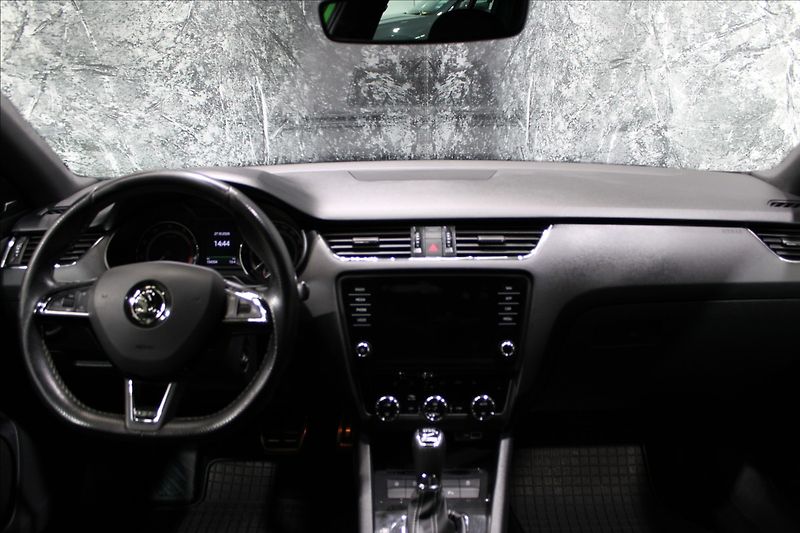 Škoda Octavia 2,0 TSI RS 1.majitel - fotka 28 z 30