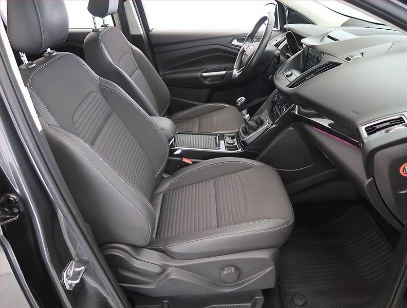 Ford Kuga (2017) 2.0 TDCi, 4X4, ČR,1.maj - fotka 9 z 19