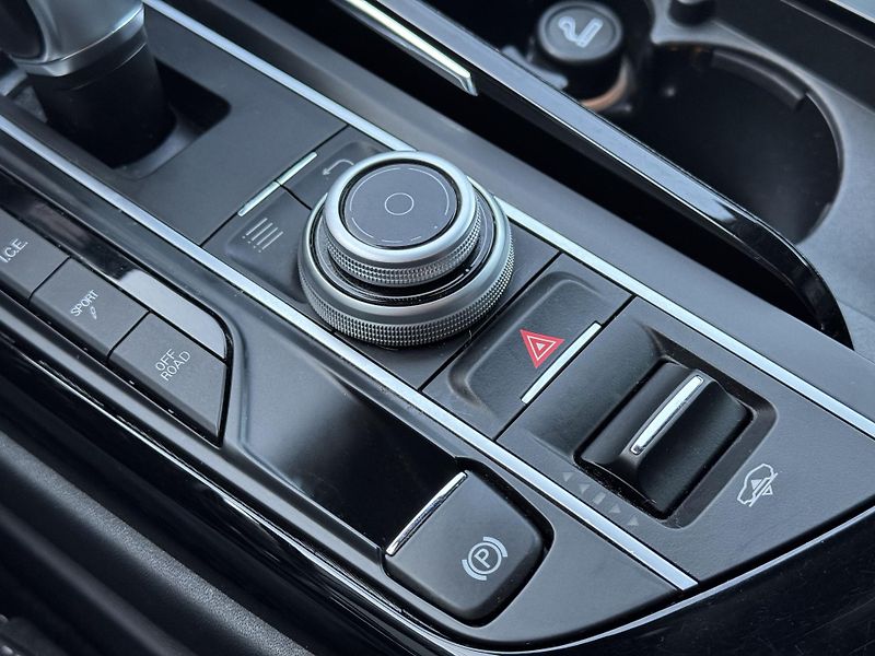 Maserati Levante (2018) GranLusso Q4, 3.0iV6 257kW, ČR - fotka 37 z 45