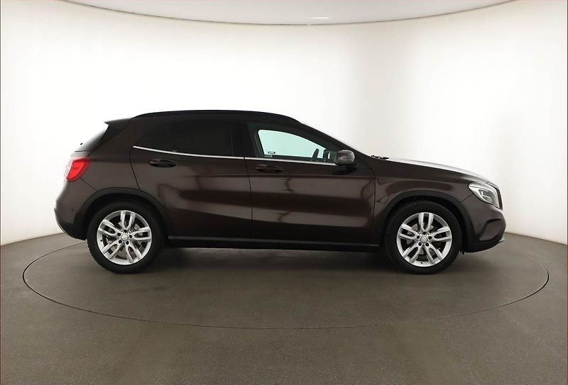 Mercedes-Benz GLA (2017) 220 d 4MATIC - fotka 6 z 21
