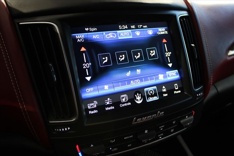 Maserati Levante SQ4 GranLusso ACC/Pano/B&W - fotka 27 z 37