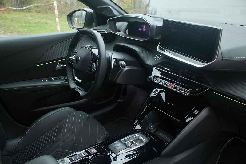 test Peugeot 208 hybrid