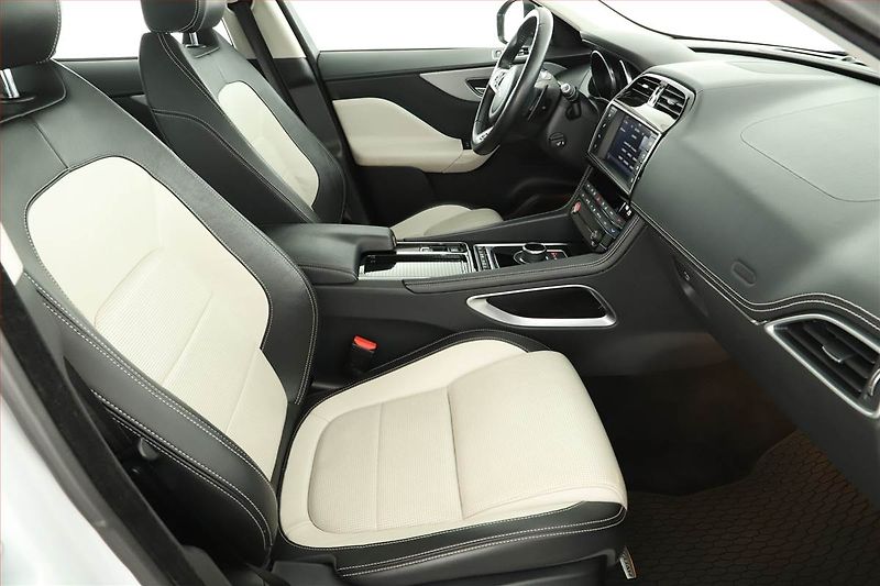 Jaguar F-Pace (2017) 20d AWD, 4X4, Automat, ČR - fotka 7 z 15