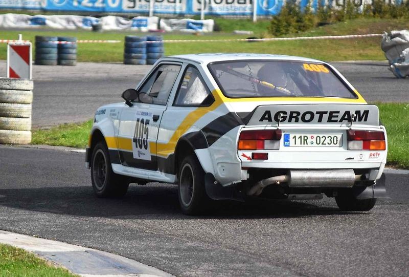 Auto na závodní dráze autodromu Sosnová