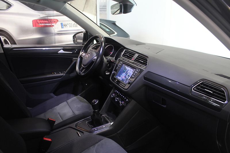 Volkswagen Tiguan (2017) 2.0TDI 110kW R-Line FULL LED - fotka 21 z 39