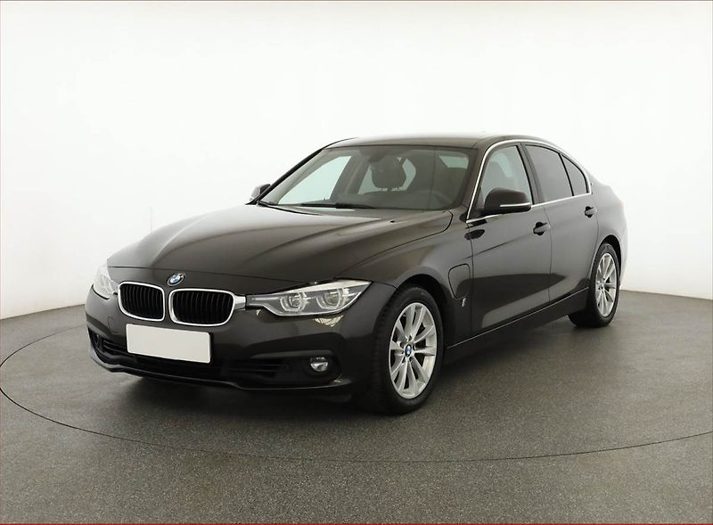 BMW Řada 3 (2016) 330e iPerformance, Automat - fotka 2 z 18