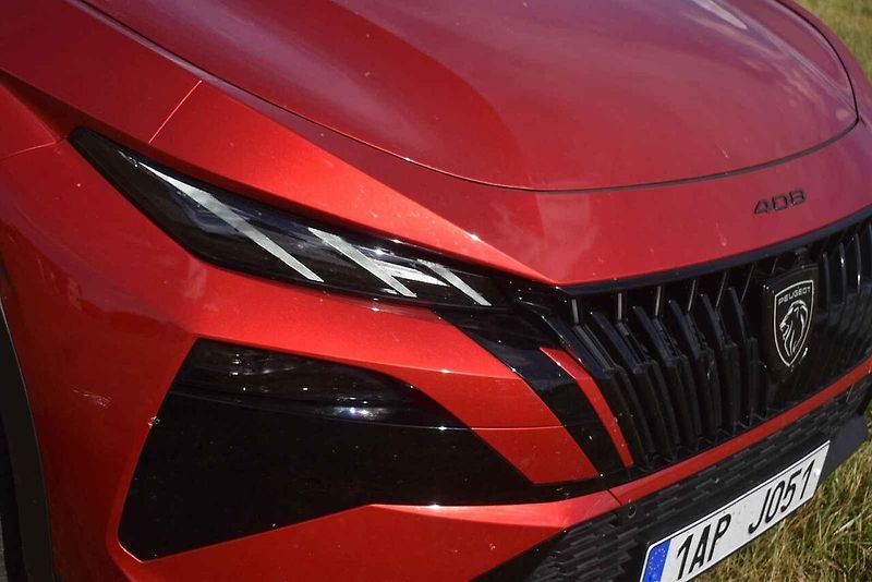 Peugeot 408 je praktický rodinný i reprezentativní podnikatelský vůz.