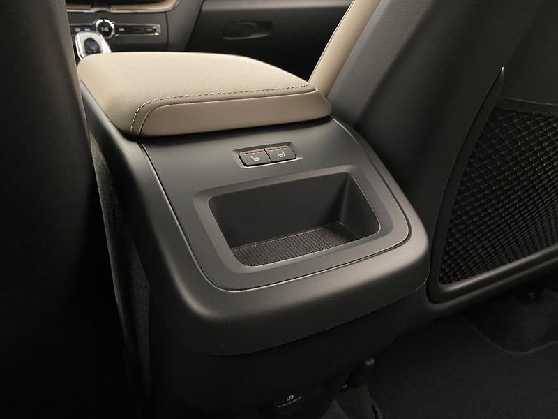 Volvo XC60 B5 AWD PLUS DARK AUT CZ 1.maj. - fotka 31 z 57