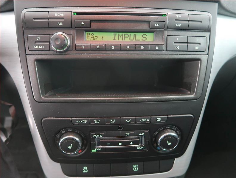 Škoda Yeti (2014) 2.0 TDI, 4X4, Park. senzory - fotka 12 z 16