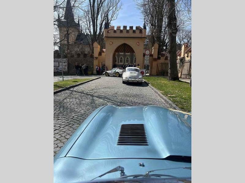 Michal a Jonáš Pavlíčkovi na startu. Rallye Spring Classic startovalo v sobotu 12. dubna dopoledne z jihočeského Tábora. Na trasu 231 kilometrů vyrazilo 100 posádek.