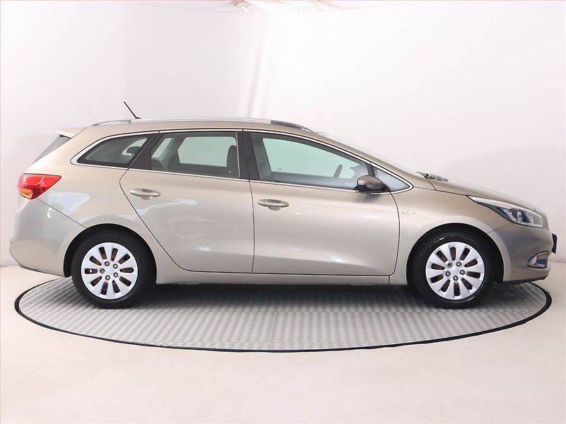 Kia Ceed (2014) 1.4 CVVT, Tempomat - fotka 6 z 17