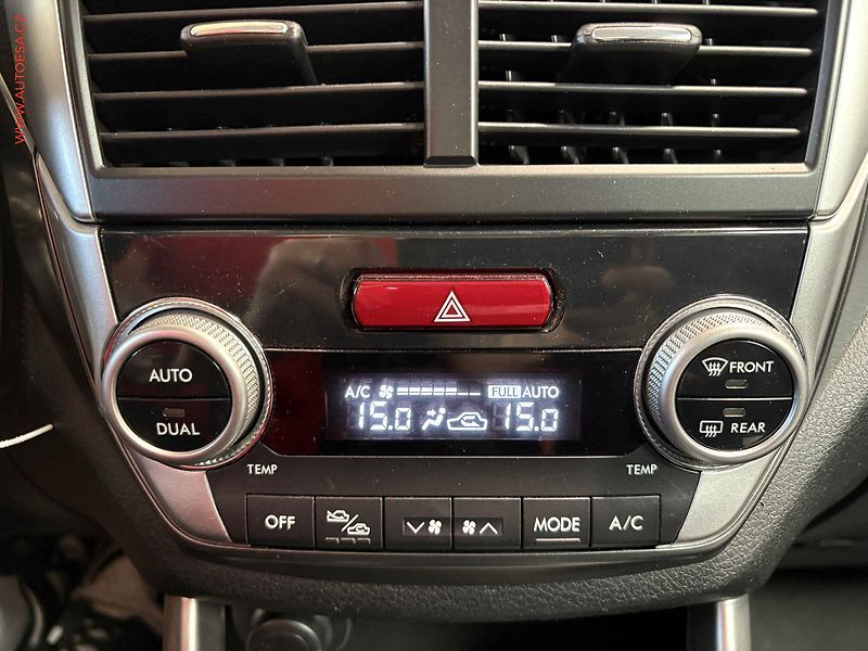 Subaru Forester (2011) 2.0i AWD, Střešní okno - fotka 14 z 15