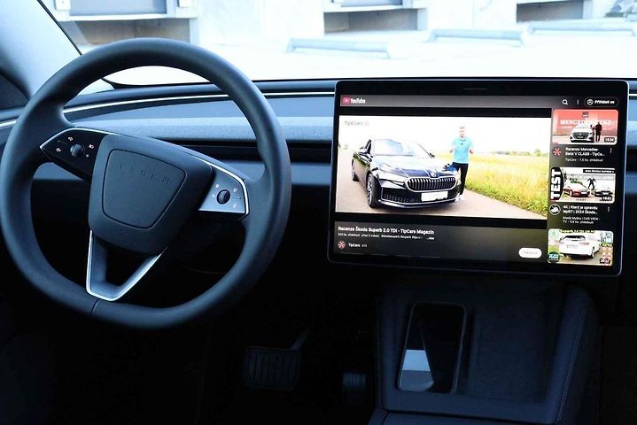 Tesla Model 3 ve verzi Highland.