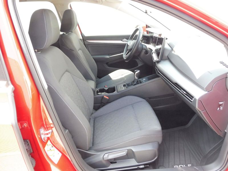 Volkswagen Golf (2025) People 1,5 TSI 85kW - fotka 9 z 26