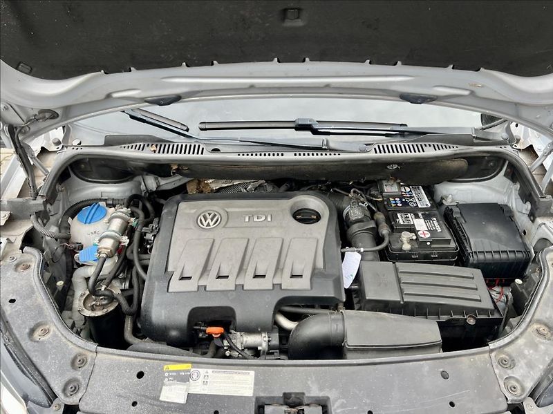 Volkswagen Touran 1,6 TDi  NAVI / kamera / ALU - fotka 43 z 44