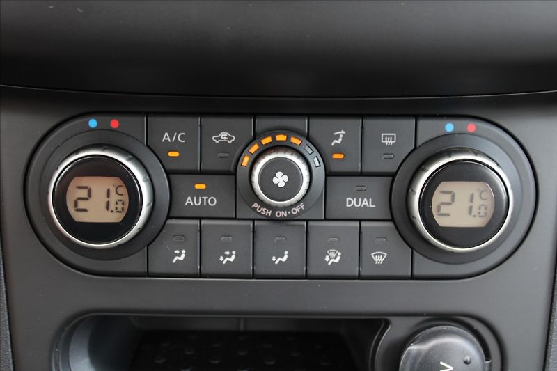 Nissan Qashqai 2,0 i  NOVÉ V ČR,4x4,TAŽNÉ - fotka 13 z 24