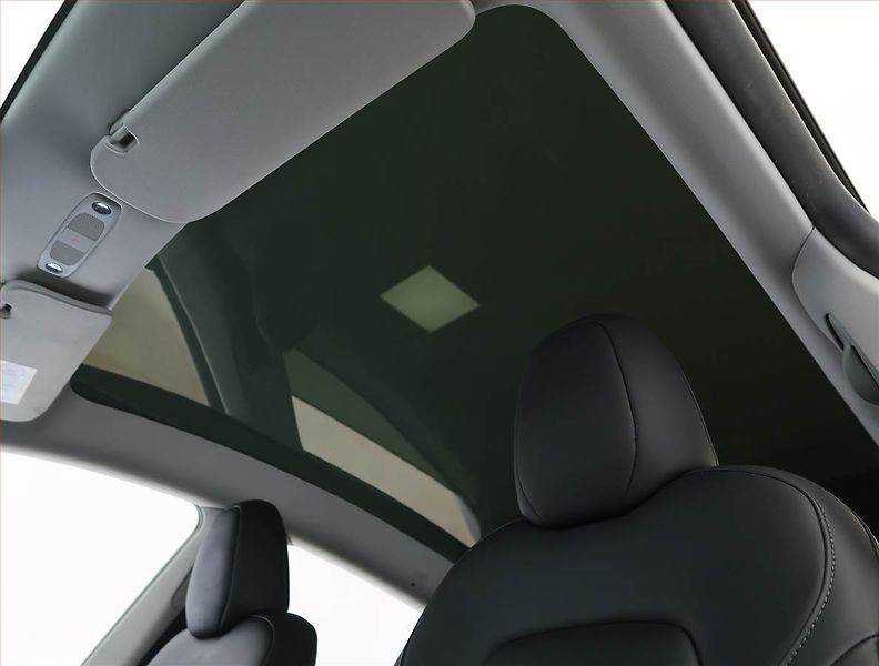 Tesla Model Y (2023) RWD LFP 60kWh, SoH 93% - fotka 17 z 32