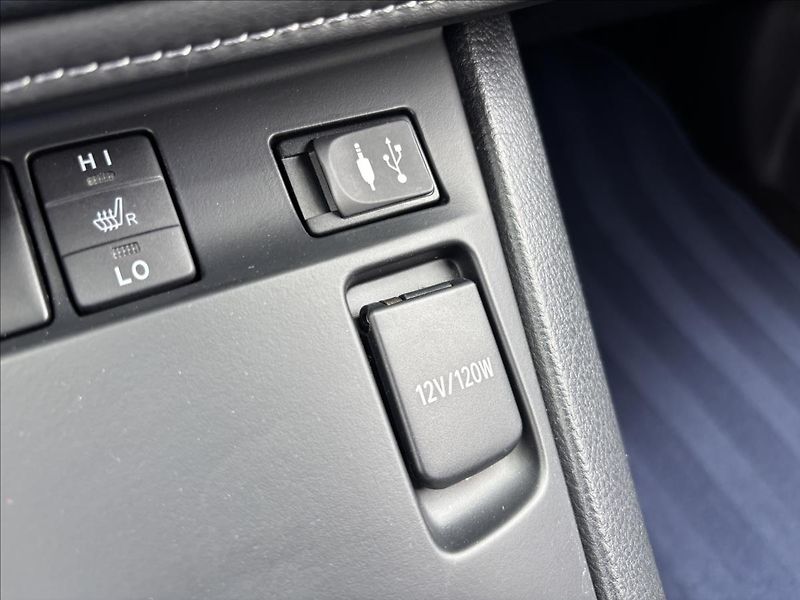 Toyota Auris 1,8 Hybrid e-CVT TS Executive - fotka 32 z 36