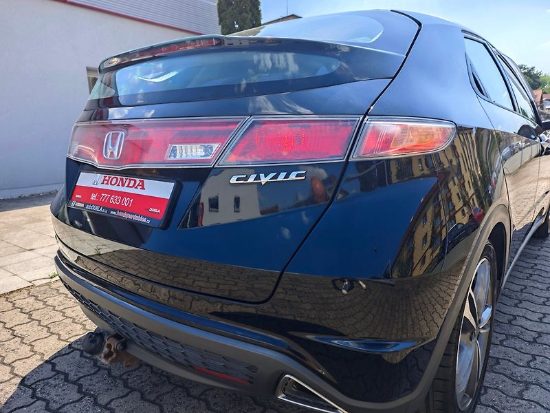 Honda Civic (2007) 1.8 i-VTEC Executive Panorama - fotka 35 z 41