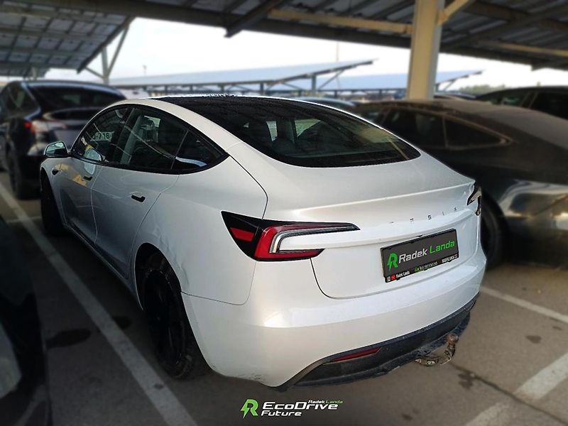 Tesla Model 3 (2023) LFP | HW4 | Tažné 1 000 kg - fotka 3 z 8