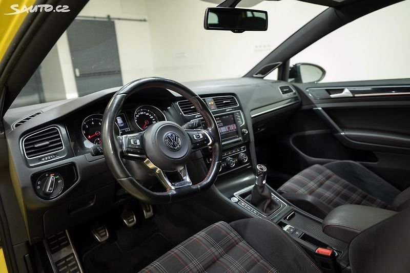 Volkswagen Golf (2016) GTI Performance 2.0 169 kW - fotka 10 z 35