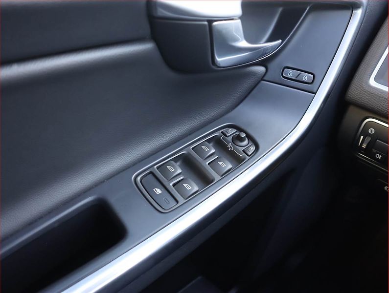Volvo XC60 (2017) D3, Automat, Serv.kniha, Kůže - fotka 19 z 21