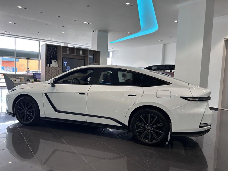 Lexus ES 300h (2026) 2.5   Prestige + Paket Top - fotka 3 z 10