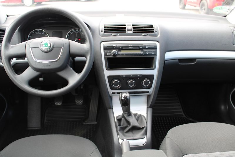 Škoda Octavia (2009) 1.6 MPI KLIMA EL.OKNA TEMPOMAT - fotka 16 z 20