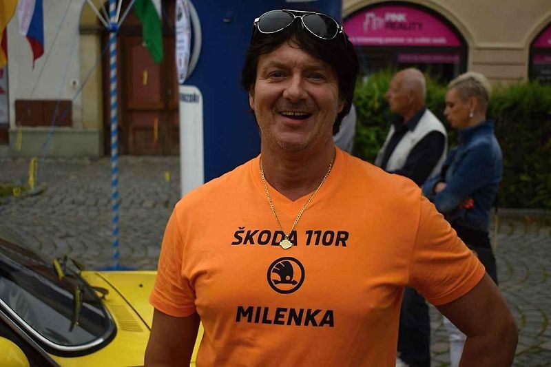 Tři z účastníků srazu před bránou továrny Škoda Auto v Kvasinách