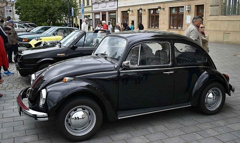 Tradiční sraz autoveteránistů na náměstí T. G. Masaryka v Prostějově. 18. května 2025