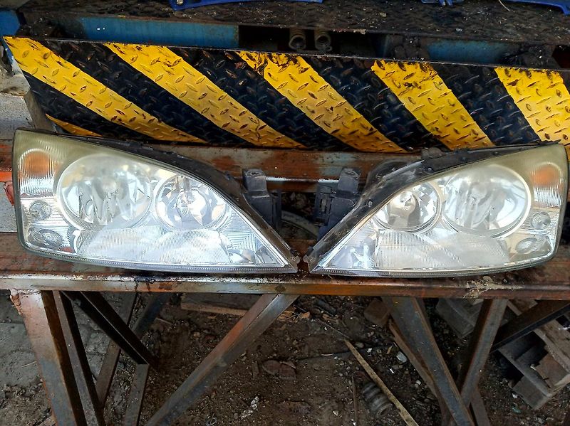 Ford Mondeo MK3 2000 - 2007 přední světla  - fotka 1 z 3