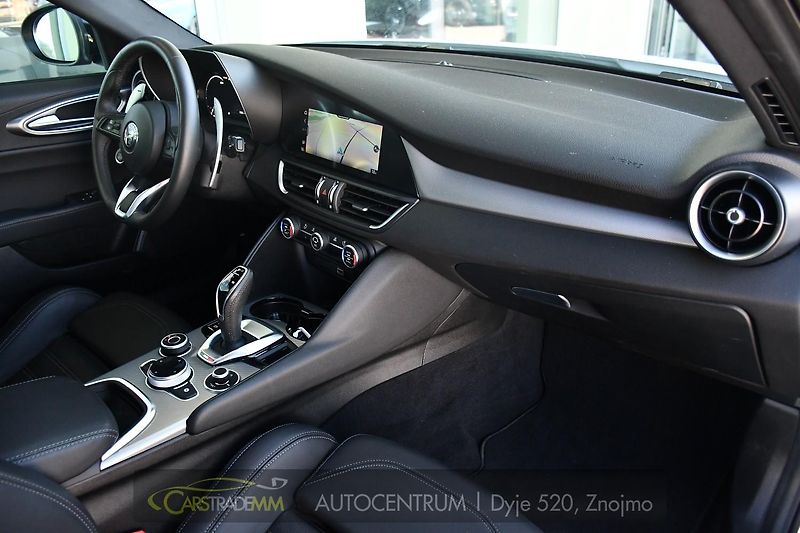 Alfa Romeo Giulia 2.0 TURBO 16V 206kW Q4 VELOCE - fotka 13 z 42
