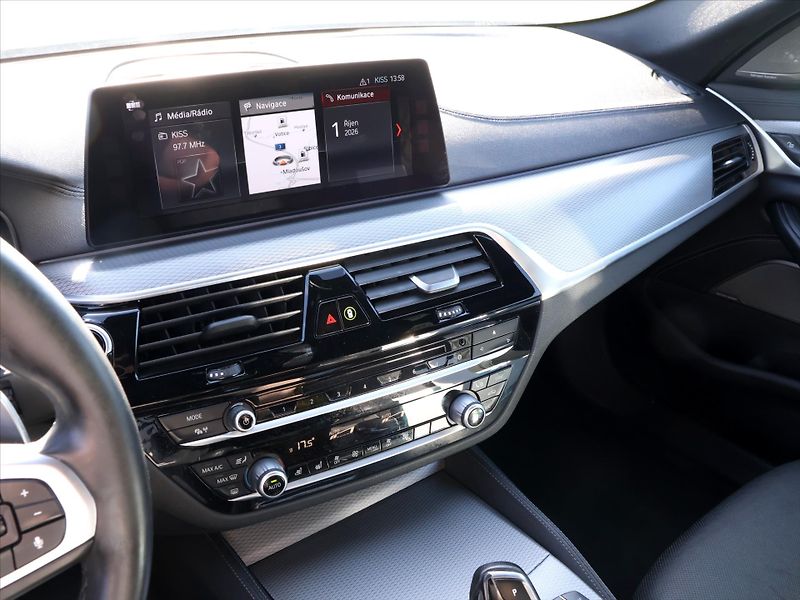 BMW Řada 5 3,0 530d 195kW xDrive CZ - fotka 24 z 39