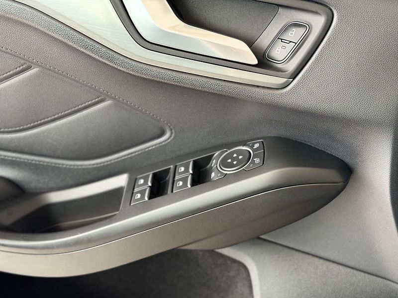 Ford Focus 1,0EB 92kW*Titanium*Navi*Kamer - fotka 29 z 35