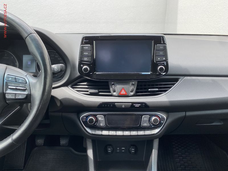 Hyundai i30 (2017) 1.6 CRDi, 2.maj,ČR, AC, navi - fotka 12 z 17